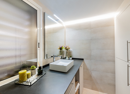 imagen cuarto de baño largo con pica superficie